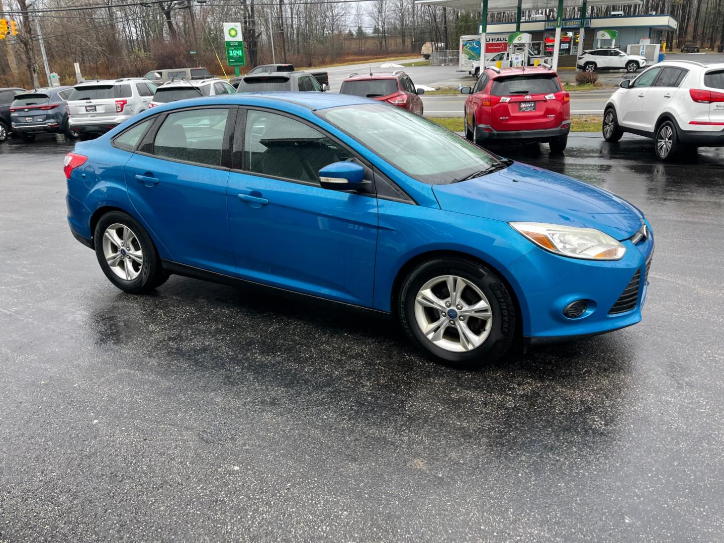 2014 Blue /Black Ford Focus SE Sedan (1FADP3F2XEL) with an 2.0L I4 DOHC 16V FFV engine, 6-Speed Automatic transmission, located at 547 E. Main St., Orwell, OH, 44076, (440) 437-5893, 41.535435, -80.847855 - Photo#3